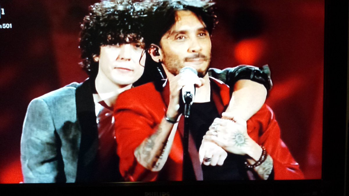 Meri78121967's tweet photo. @MetaErmal @FabrizioMoroOff Da qui le vostre strade si sono intrecciate in modo meraviglioso.. .
L'amicizia vera che avete voi è straordinaria......
E noi inconsapevolmente siamo entrati a farne parte.....
Grazieeeeee.......💛💙💛💙💛💙💛💙 https://t.co/3yGUHy5SYu
