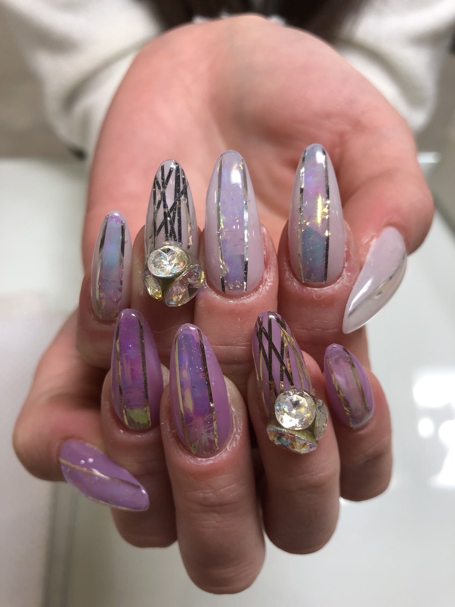 O Xrhsths ネイルサロンmarch Sto Twitter こんばんは 難波店ナカツです ラインテープと オーロラフィルムをたくさん使ったキラキラネイルです ラインテープでの埋め尽くしがめっちゃ可愛かったです ラインテープ オーロラフィルム Vカット ロングネイル