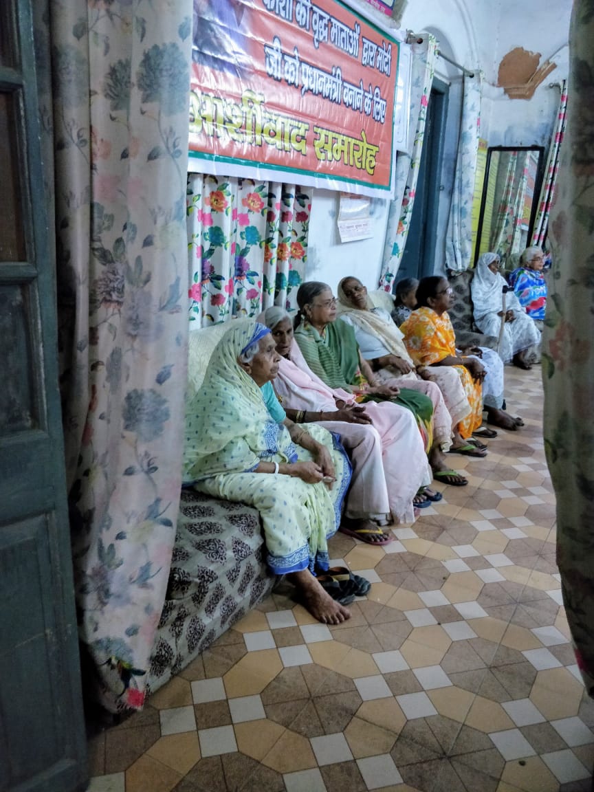 Shweta__Jaya's tweet image. कल जब हम दुर्गाकुंड के वृद्धाश्रम गए तो एक कार्यक्रम चल रहा था-

&apos;काशी की वृद्ध माताओं द्वारा मोदी जी को PM बनाने के लिए आशीर्वाद समारोह&apos;

अगर इनके लिए डॉक्टर या फीजियो का सेशन रखा जाए तो काफी फायदेमंद होगा। लोग थोड़ा वक़्त निकाल कर इनके बीच जाएं तो इन्हें बहुत खुशी मिलती है🙏