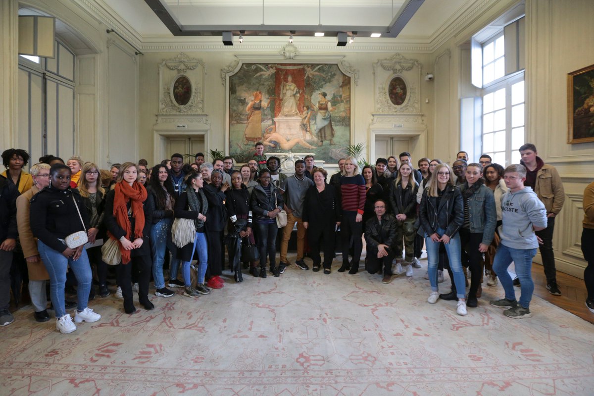 AmiensMetropole's tweet photo. [ Pass'Ton Permis 2019 🚘] 
Mardi 9 avril, les 70 jeunes bénéficiaires du dispositif #PassTonPermis 2019 ont été reçus par @brigittefoure, Maire d'Amiens et @MargauxDeletre, Déléguée à la Jeunesse et à la Solidarité entre les Générations https://t.co/gTrjL5YFAa