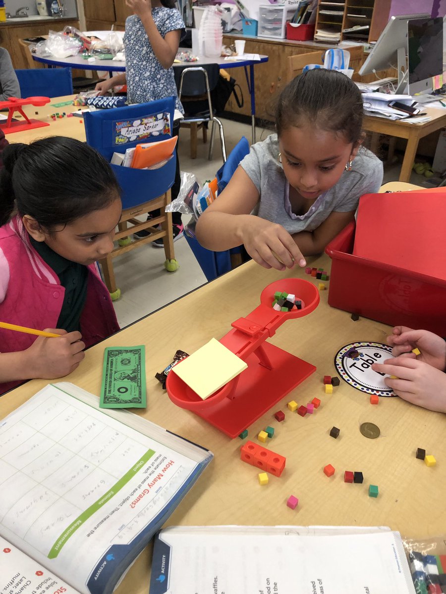 DualLanguage308's tweet photo. Mathematicians in 3-306 use pan scales to measure mass in grams #76Learns https://t.co/3bu39dWsNs