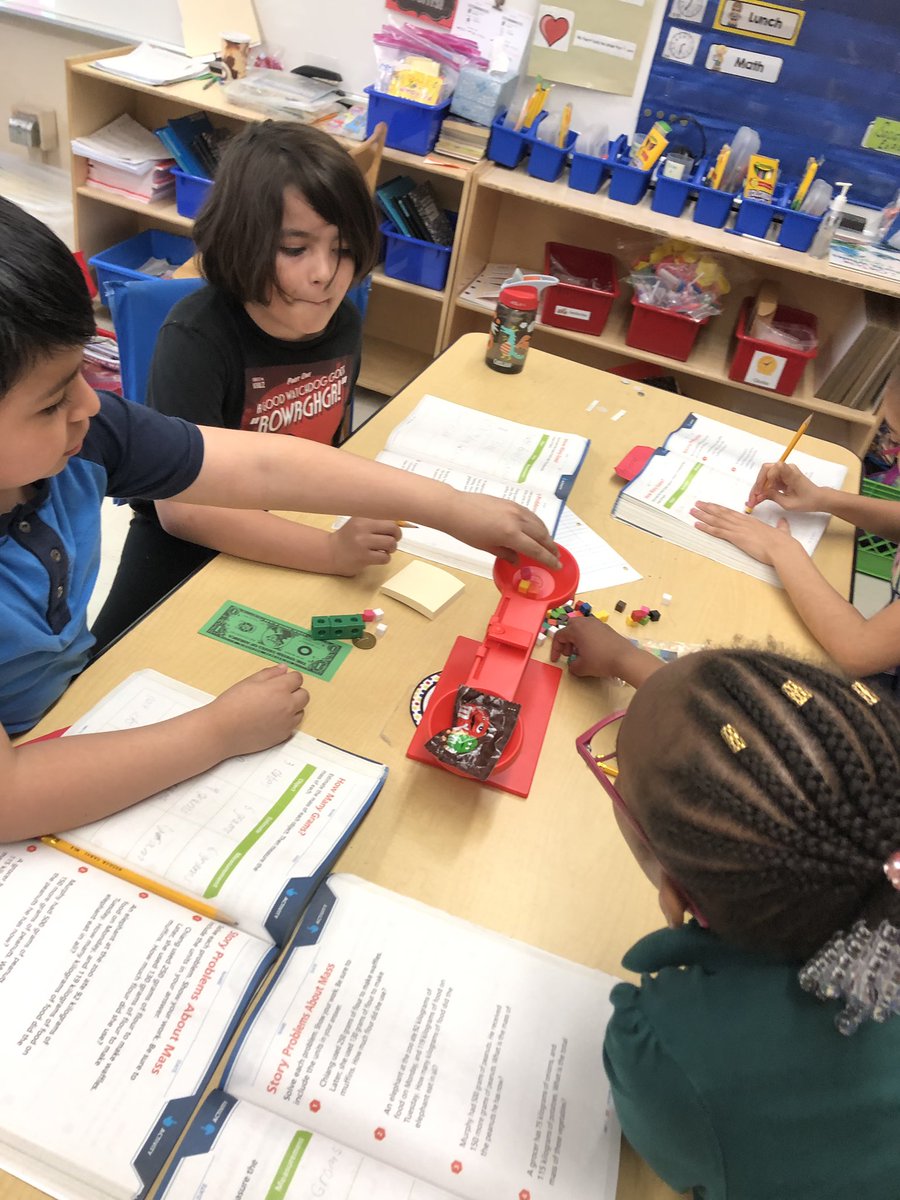 DualLanguage308's tweet photo. Mathematicians in 3-306 use pan scales to measure mass in grams #76Learns https://t.co/3bu39dWsNs