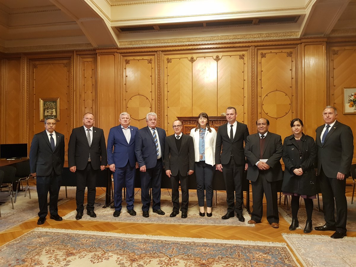 EmbaMexRum's tweet photo. Productiv dialog între Amb @ordorica_g și membrii #GrupuluidePrietenie #Parlamentară #MexicRomânia @cdep_ro pentru a stimula #DiplomațiaParlamentară și crearea grupurilor de prietenie în cea de-a #LXIVLegislatură #Parteneriat #Prietenie #A4aTransformare @ro2019eu https://t.co/i9OcQczcz2