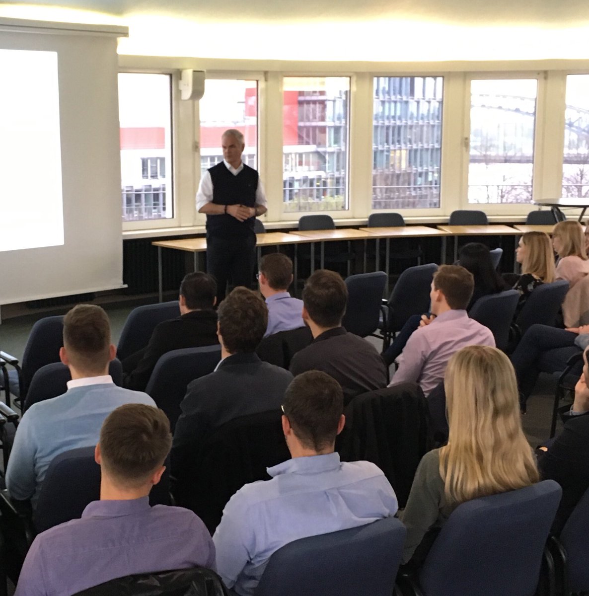 ivwKoeln's tweet photo. #mastermeetsmanager am @ivwKoeln @th_koeln mit Ch. Schmallenbach von @GeneraliDE Vortrag mit anschließender Diskussion. Wir freuen uns, dass Praxisaustausch am ivwKöln gelebt wird. https://t.co/QslOkK49LS