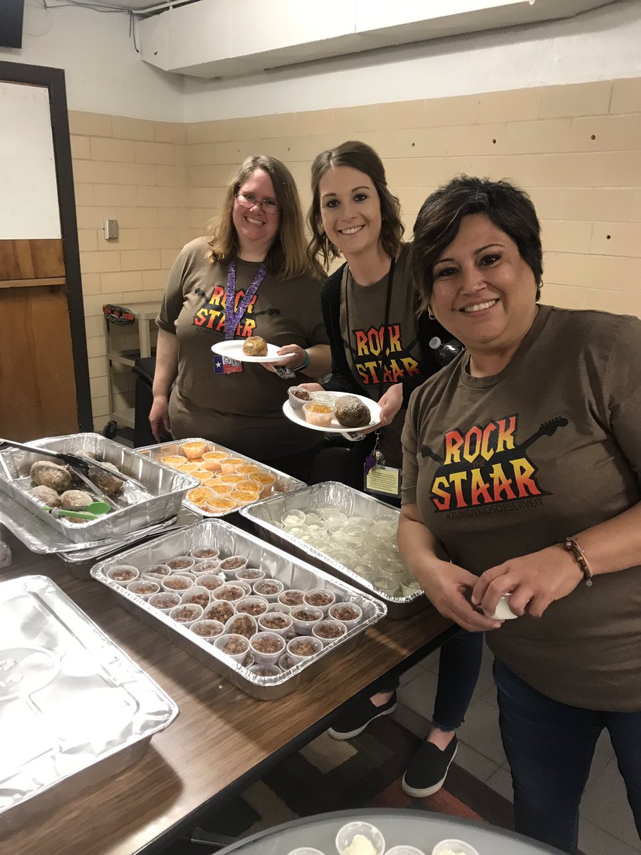 MsEubanksZE's tweet photo. Shout out to @texasroadhouse of Wichita Falls for donating a delicious lunch for our @ZundyElementary staff today! Lots of smiling, happy teachers and staff on STAAR Day! #iamwfisd #ZundyStaffDeservesIt https://t.co/e2eHM7pPFh