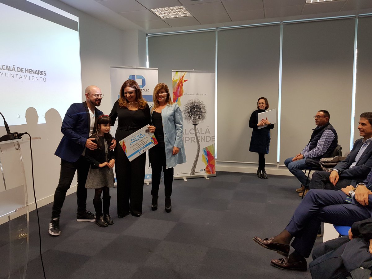 ADesarrollo's tweet photo. Primer premio 'Comercio más Innovador' Subcategoría COMERCIO para @Pequeneques, aquí tenemos ya a Ángel y a Rosa María sus fundadores #PremiosAlcaláEmprende https://t.co/VHJ2KkhVrh