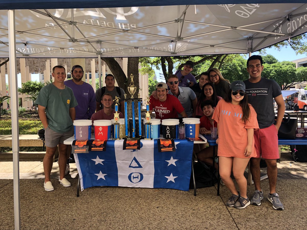 UTSA's tweet photo. It may be warm on this Tabling Tuesday, but the Mangonadas are nice and cold 🥭🍹😎 Stop by and grab one from @utsaprepharmacy, and don’t forget to say hi to all the student orgs tabling around the Sombrilla today too 🤗 #UTSA #TablingTuesday https://t.co/6ovUGk7waP
