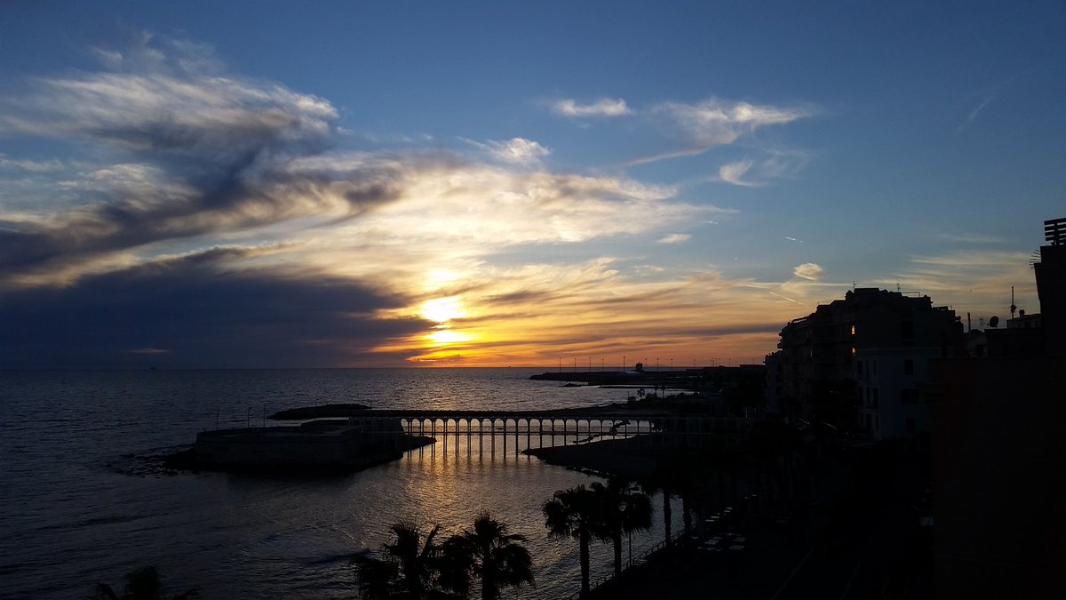 harryverai's tweet photo. Dato che su instagram mi rompono perché pubblico solo tramonti:
gente di twitter, beccateve sta meraviglia https://t.co/ebEX8BeQqI
