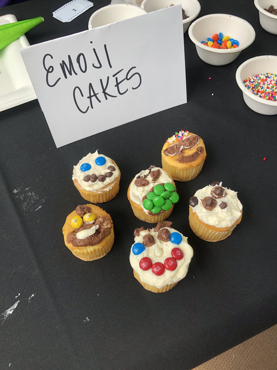 Check out my team’s awesome PRIZE WINNING Emoji Cupcakes from the #BBBS Top Chef competition today! #BestPresentation @IndBigs #MeetComcast
🙂🤮🐼 😎😂💩