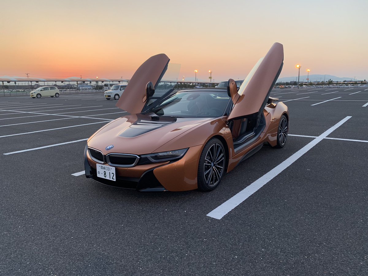 i8 Roadster納車しちゃいました。
花束とドンペリ貰っちゃいました。
収納無さすぎて引いちゃいました。
最高に愛しいです。