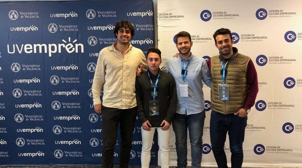 GIRLSFITSPAIN's tweet photo. El equipo de @GIRLSFITSPAIN con nuestro #coach @Die_Moya 
Gracias por ayudarnos a crecer 
💪🏼♀️💜
#JuntasSomosMásFuertes
#CampusCulturaEmpresarial #UVEmprén #PIMe3UV #SurfersTeam2019 #mujeres #feminismo #empoderamiento #femenino #fitness #salud #deporte #ejercicio #Valencia https://t.co/PVvjAAnHVw