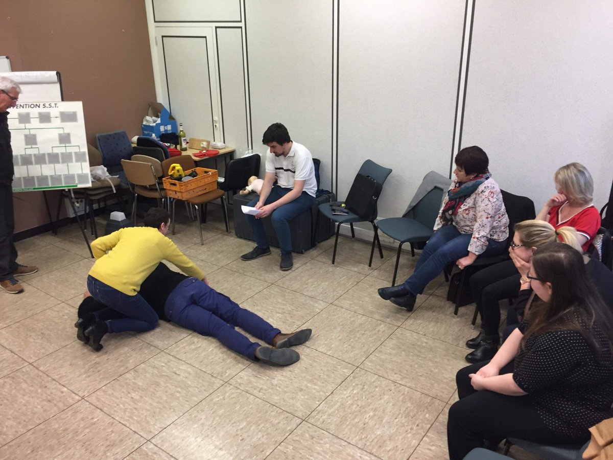 UnassSommoise's tweet photo. L'@UnassSommoise  a donné une formation de Sauveteurs Secouristes du Travail aux salariés de #LaPoste. 

Merci aux stagiaires pour leurs bonne humeur et félicitations, tout les présents ont été validé.

#UNASS
#SST
#VisMaVieDeSecouriste
#FormationEntreprise https://t.co/EZsokqFX3N