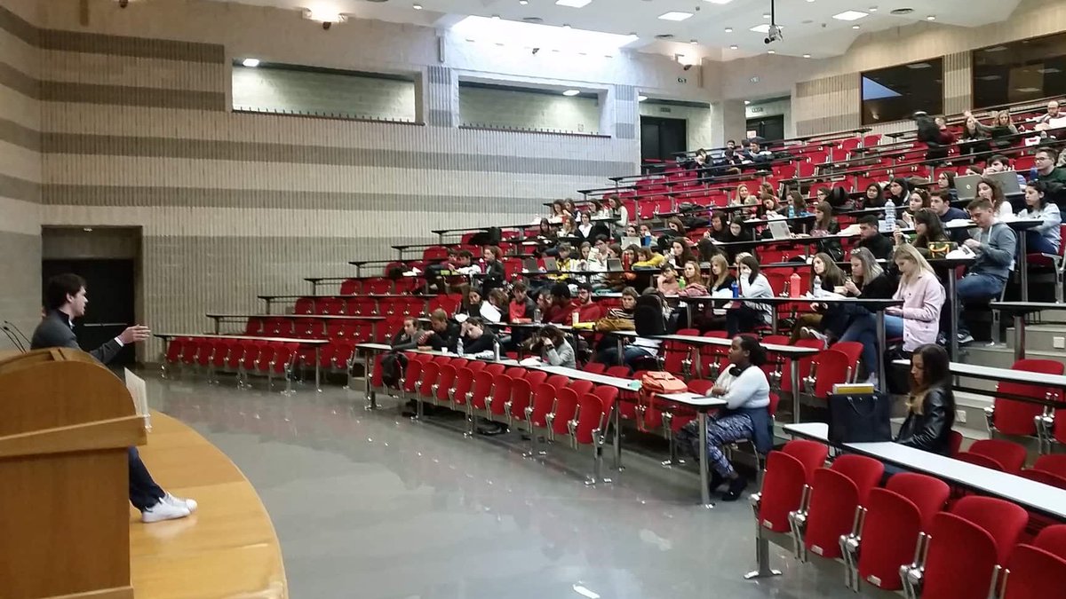 AlumniGG's tweet photo. Today our Alumnus @TommasoCarloni (GG 2017) held a Lunch Talk with current GG students! They had the opportunity to learn about his position in Johnson &amp; Johnson and his experience as #GlobalGovernanceBA student.

PM us or visit @GGovernanceBA for more info! https://t.co/AyaqGbmHD9