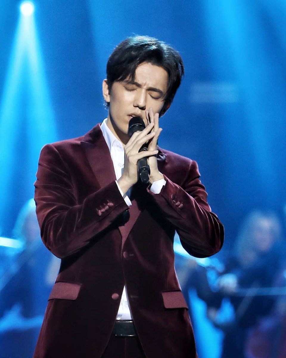 DimashEurasian's tweet photo. Good quality photos of #DimashKudaibergen singing "Love like a dream" on "Gift for Alla" concert. https://t.co/T76J2fvFzo
