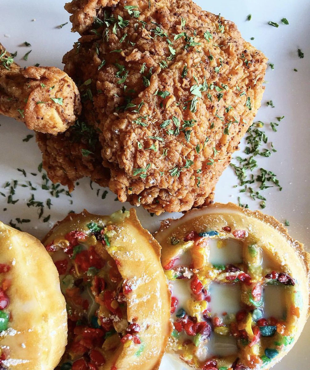 SusanneFingerCo's tweet photo. Craving comfort food? Try Midtown’s newest restaurant, Taste Bar + Kitchen!
 We’re drooling over their chicken &amp; waffles. 🤤 Photo by: @Gregmorago
-
3015 Bagby St. https://t.co/Fy1cETr6Jc