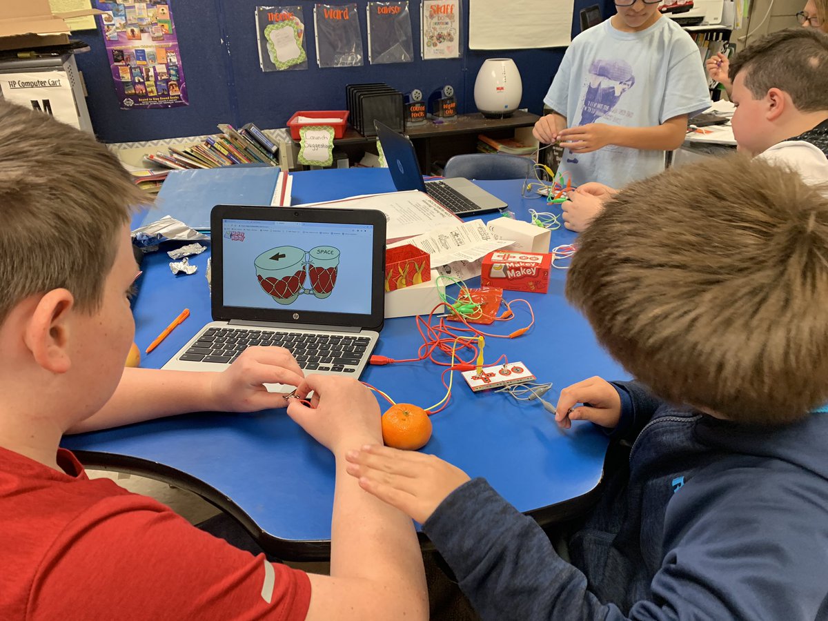 Nattanner's tweet photo. 4th grade learning about currents through Makey Makey! @bentonschools  #BPSPantherPride #MakeyMakey #ARKidsCanCode https://t.co/nnS41Eo14w