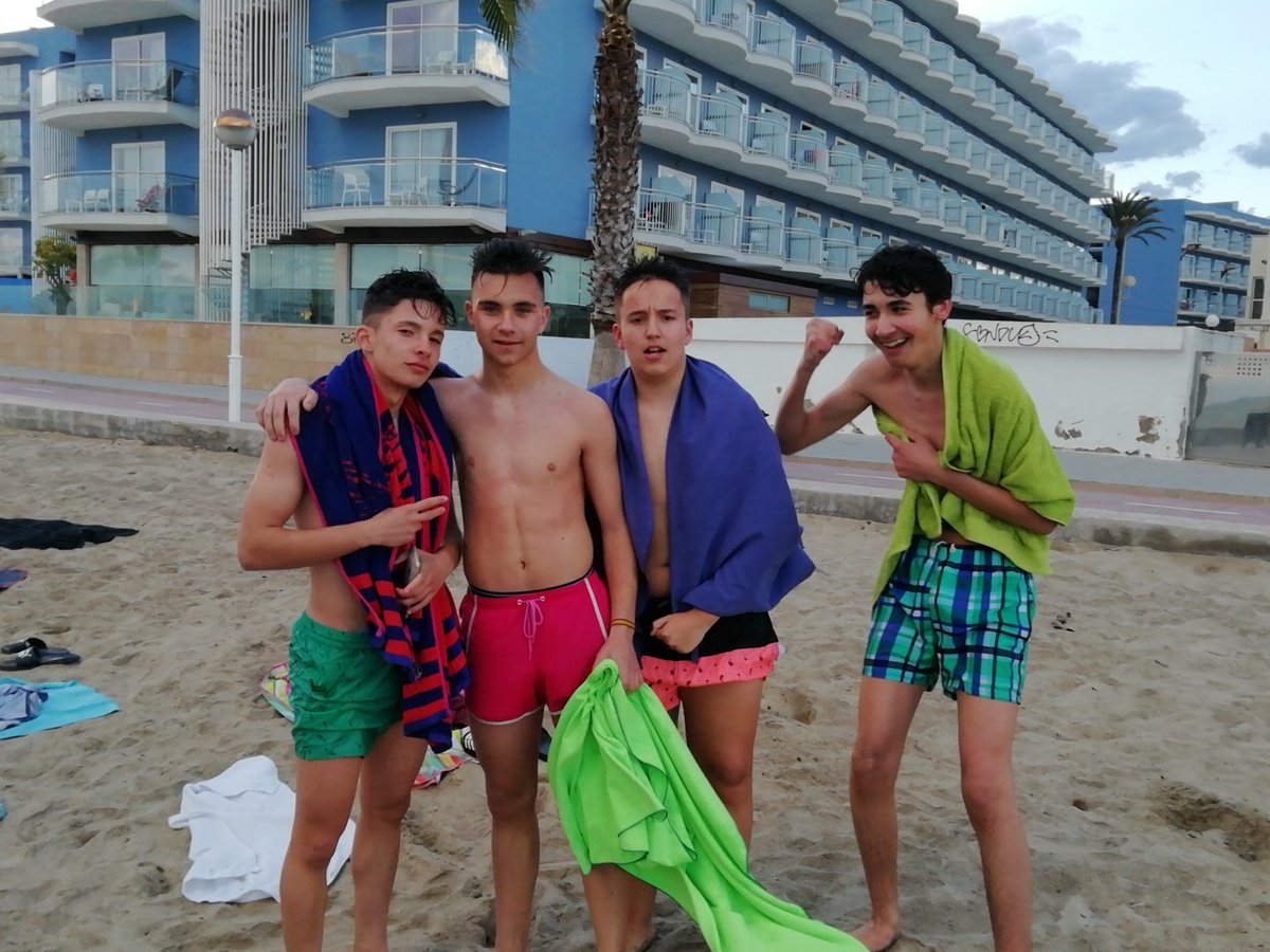 Algunos valientes de <a href="/claretaranda/">Claret Aranda</a> no han resistido la tentación de bañarse en el Mediterraneo. #estoymuyloco #viajefindecurso