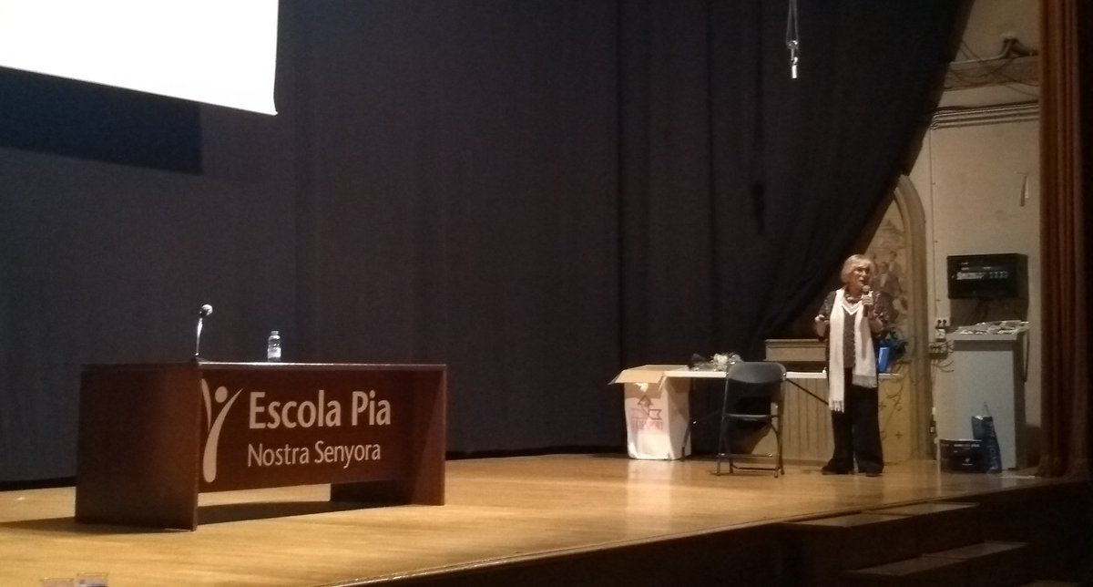 epnsdiputacio's tweet photo. Avui la @DorySontheimer, autora de #lessetcaixes i #lavuitenacaixa ha explicat als alumnes de #2BATX com és d'important la memòria històrica. Ho ha fet a través de la seva autobiografia. Fascinant i emocionant. Moltes gràcies per compartir-ho amb nosaltres. #SantJordi2019 https://t.co/hEZ29JY10p