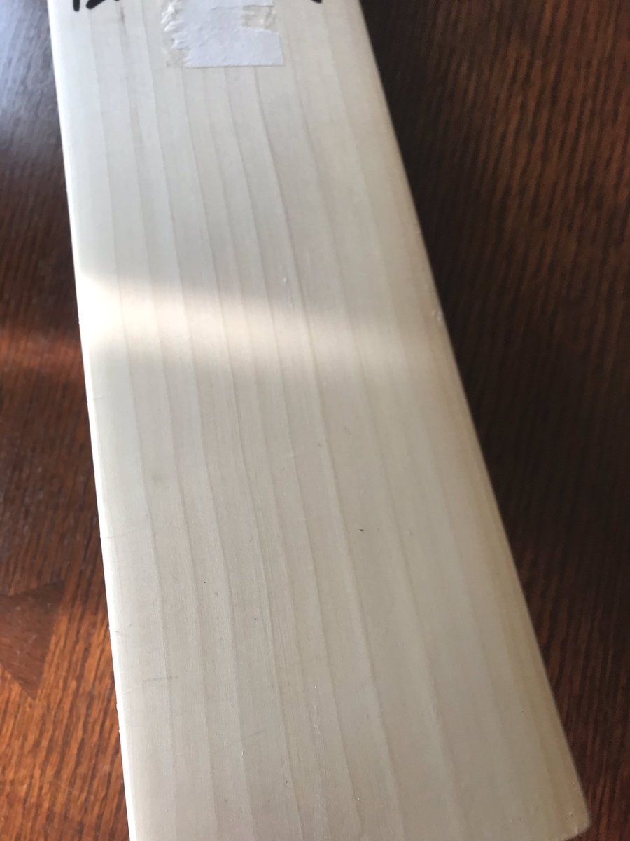 Allthegear99's tweet photo. A beast of a bat! The MRF Chase Master as used and endorsed by Virat Kohli himself. Stunning piece of willow, lovely grains, sublime pickup and an exceptional ping. 

Price: £384.99
Weight: 2lb 10oz

#bestbats #cricket #kingpings #prowillow #mrf #tcs #thecricketshed #allthegear https://t.co/tIurpNCLuh