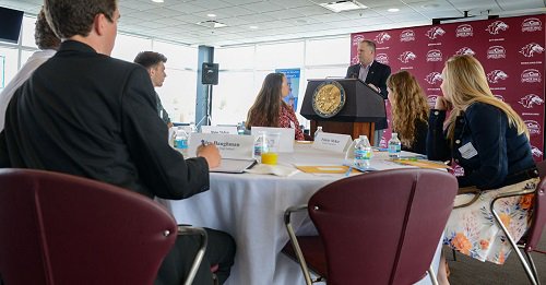 “The idea is to encourage some of our outstanding high school students to consider a career in public service,.."
--High school students join Schimpf in Carbondale to try their hands at proposing legislation--
bit.ly/2GbGg8R
