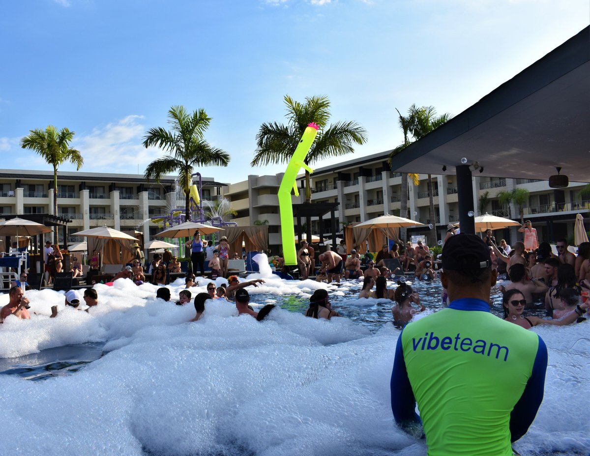 royaltonnegril's tweet photo. We end every Tuesday afternoon foaming at #RoyaltonNegril! When will you be joining us? https://t.co/G8hUkNgWpV