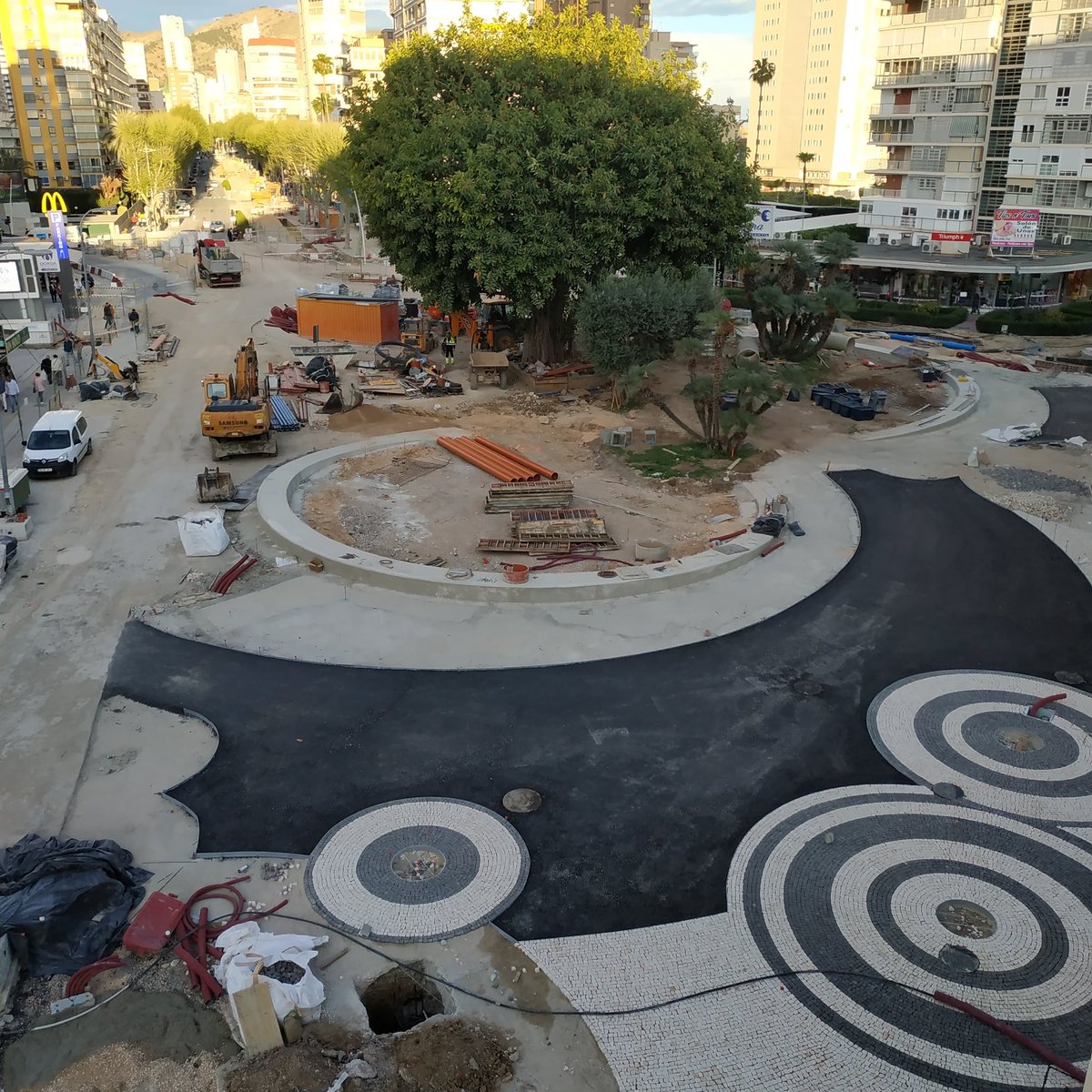 QueHaceBenidorm's tweet photo. ¿Estará lista para Semana Santa?
#Benidorm #obras #plazatriangular #plazadelahispanidad https://t.co/weTHOTIcgP