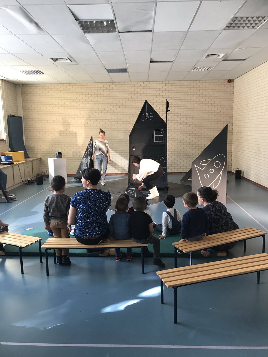 Gisteren erg genoten van de theatervoorstelling Op zoek naar Het huilmeisje dat werd gespeeld in Hart van Noord.  Zo mooi om te zien wat theater doet met de Peuters! Prachtig gemaakt en gespeeld door Malou van der Sluis!