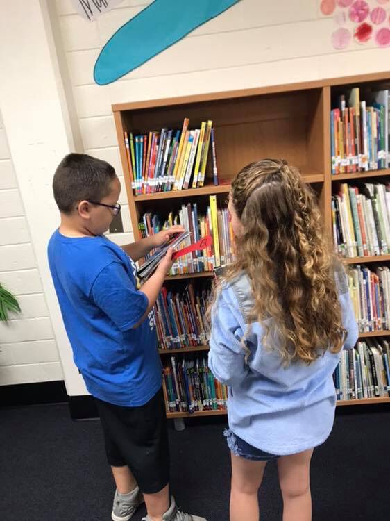 oesmarlins's tweet photo. It’s National Library Week! We’re so fortunate to have such a great space and such an awesome selection of resources to support our learners. OES students love learning, reading and so much more in our library! #TxEdTuesday #paisdlib #marlinpriderunsdeep https://t.co/kH12vF6ok2