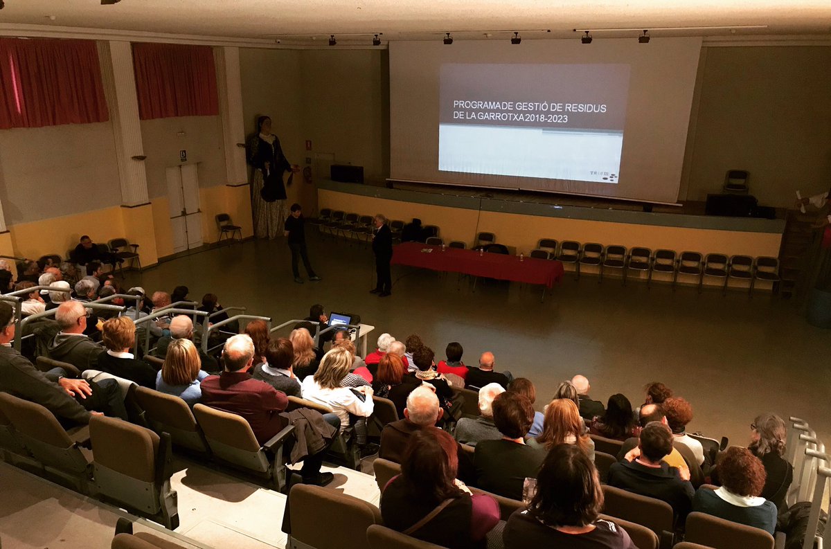 santjoanfontsaj's tweet photo. 🔉 Comença la reunió informativa de quan s'implantarà el nou sistema de recollida de residus a #Santjoanlesfonts, amb presència de l'alcalde @joanespona el director del SIGMA, Francesc Canalias i el tècnic, David Llongarriu
#recollidaderesidus #SIGMA #santjoanlesfonts https://t.co/NYQLYVHNQJ