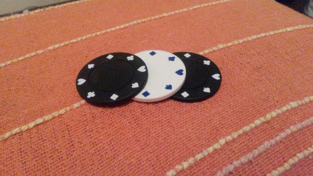 CathleenBraam's tweet photo. Oreo biscuit, no it's poker chips!! https://t.co/Dd7AfbdBWk