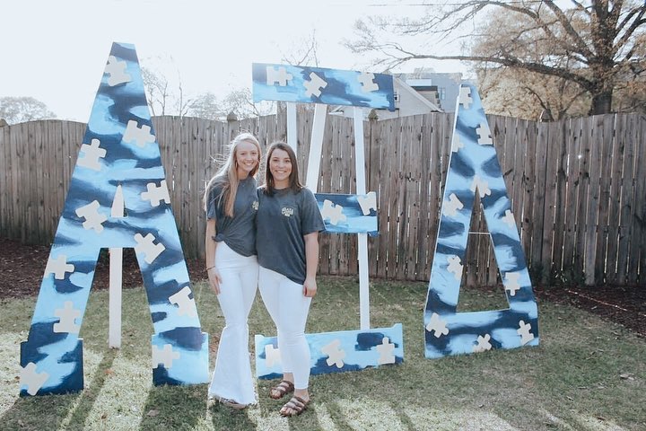 ⓛⓘⓖⓗⓣⓘⓝⓖ ⓘⓣ ⓤⓟ ⓑⓛⓤⓔ for <a href="/autismspeaks/">autism speaks</a> at our ᴀɴɴᴜᴀʟ ʙʙǫ last week ✩ We LOVE our philanthropy #axidecu