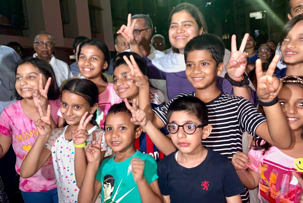 poonam_mahajan's tweet photo. Meet my enthusiastic little constituents from Rane society. They are the future of our nation, they are #NewIndia 🤗 https://t.co/nUn37y6H4b