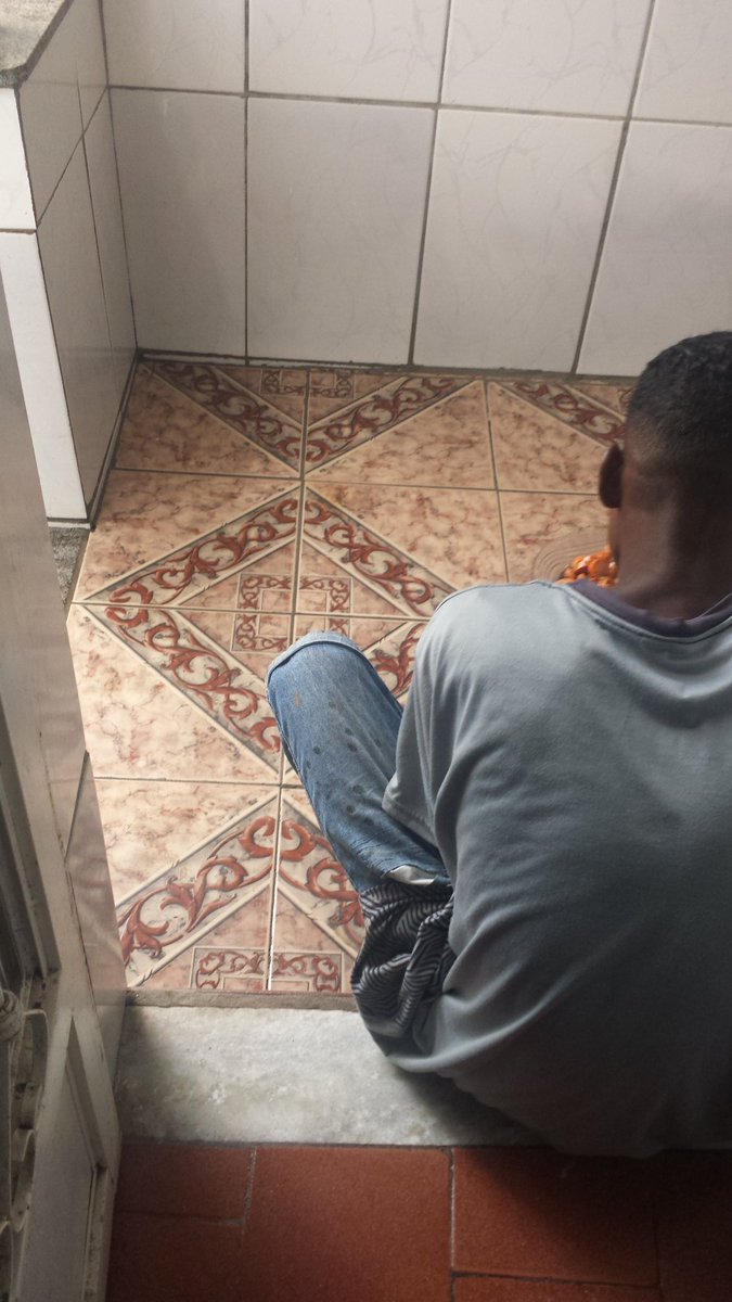 AnyeBeatriz's tweet photo. Esse daí é o Pedro, esse carinha mora em apenas um quartinho com banheiro, ontem ele se desesperou com a dor só próximo, veio aqui em casa me ajudou, foi pra rua e ajudou a todos até altas horas da madrugada,quando ele se deu conta ele tinha perdido TUDO dentro da casa dele.+ https://t.co/9Y2xTgtafm