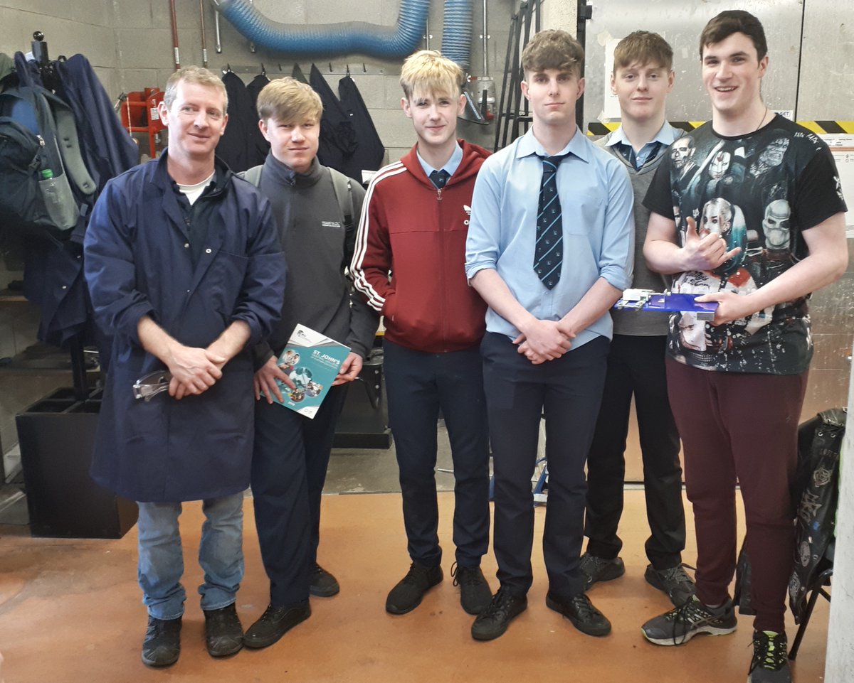DouglasSt_CCFET's tweet image. @stjohnscentral1 teacher John Herlihy &amp;amp;  #QQI L5 #MotorMaintenance #LightEngineering student Dean Peters (past pupil of @balcsie) explaining this course &amp;amp; his @EUErasmusPlus @Leargas placement in Sweden to @balcsie on a visit here today @corketb @learning_fest #corkloveslearning