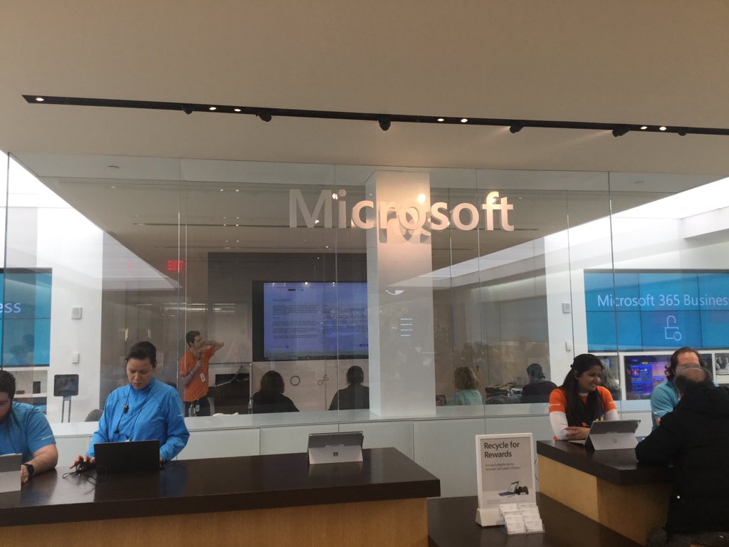 C_AChafe's tweet photo. Mbrs of Entrepreneurs & Professionals, with #Disabilities learning #PresentationTranslator a #Microsoft tool to add captioning to your Power Point Presentation + you can translate to another language. You too can make your presentation more #Accessible #inclusive using this tool https://t.co/DE8Y1SZead