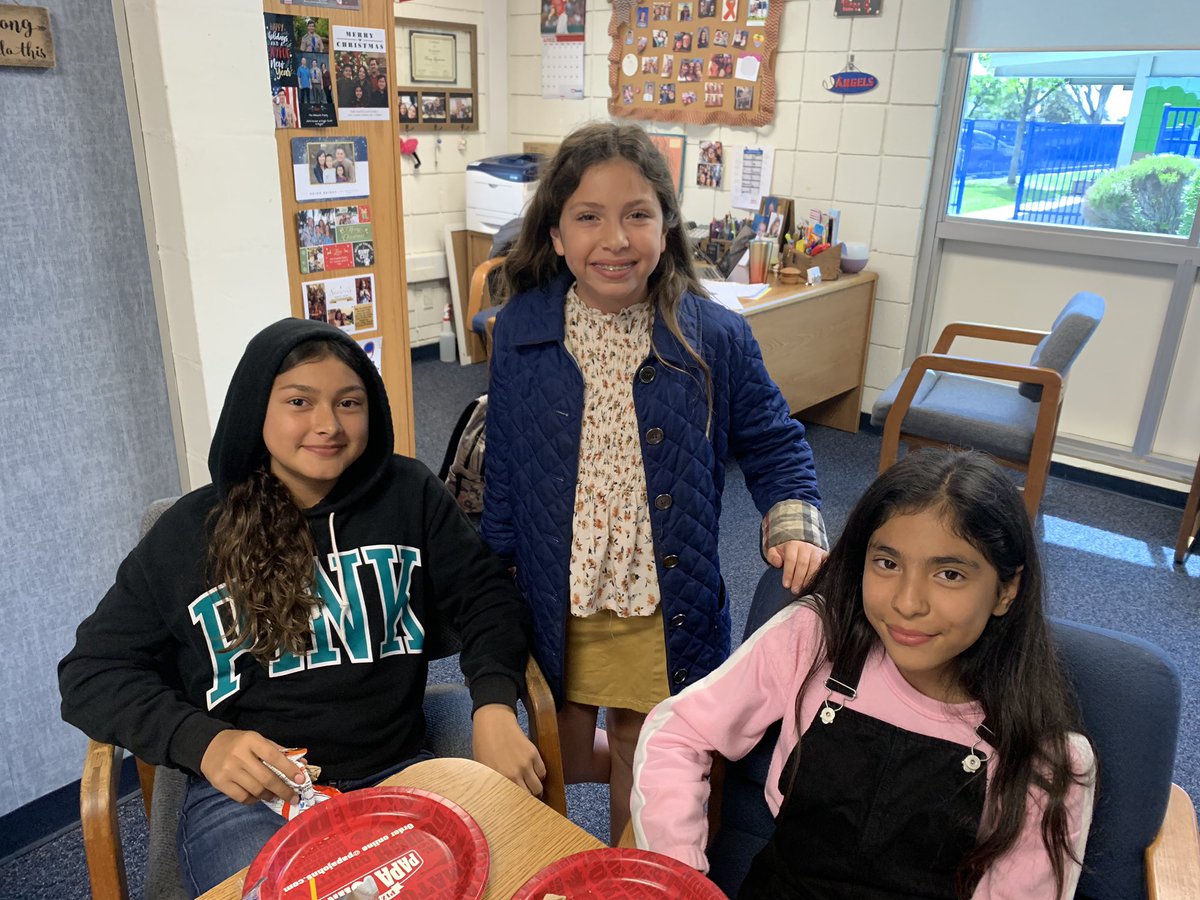 Sunset_Lane_FSD's tweet photo. Always so much fun to recognize our Seahawks for shining bright! #lunchwithprincipal #sunsetlaneshines https://t.co/zgKCG0xpzh