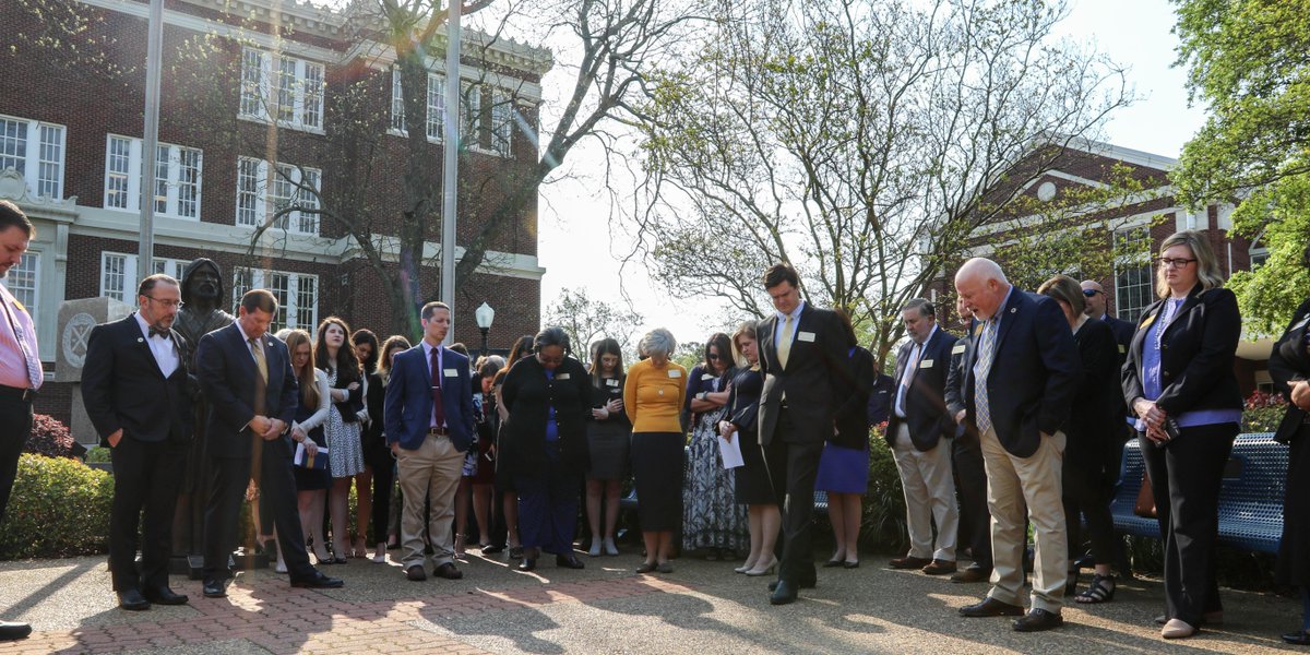 ETBU's tweet photo. This morning, the #ETBU faculty and staff gathered for a time of prayer. Please continue to lift up the #TigerFamily, asking for peace and blessing from the Lord during the SACSCOC On-Site Visit. #Thrive #ThriveAtETBU https://t.co/o2OFclaQCA