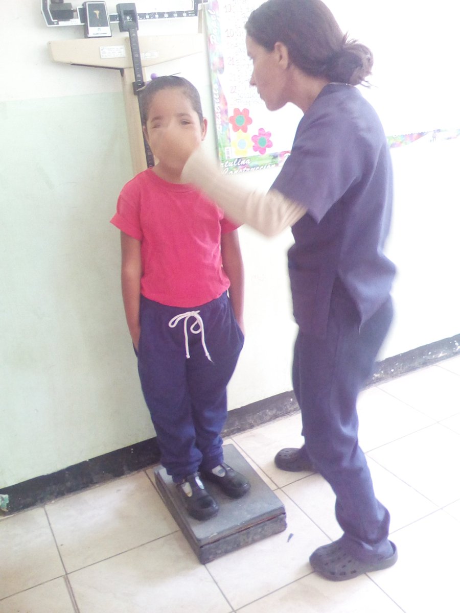 ceibelbosque's tweet photo. En El @ceibelbosque  la comunidad escolar abocada a asegurar el desarrollo integral de nuestros niños y niñas. Se  realiza jornada médico asistencial con el apoyo de las doctoras Blanca Fermín y Yulimar Romero, de Barrio Adentro.  @MPPEDUCACION @AlcaldiaMCR https://t.co/sK8IJQ1piV