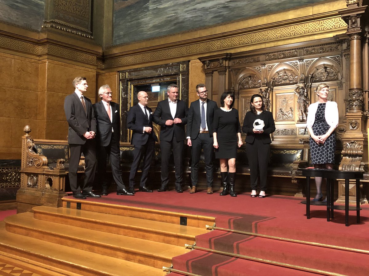 HH_BWI's tweet image. And the Hanseglobe goes to #LidlSchweiz and @pakadoo_de #logistics at its best. Congratulations!