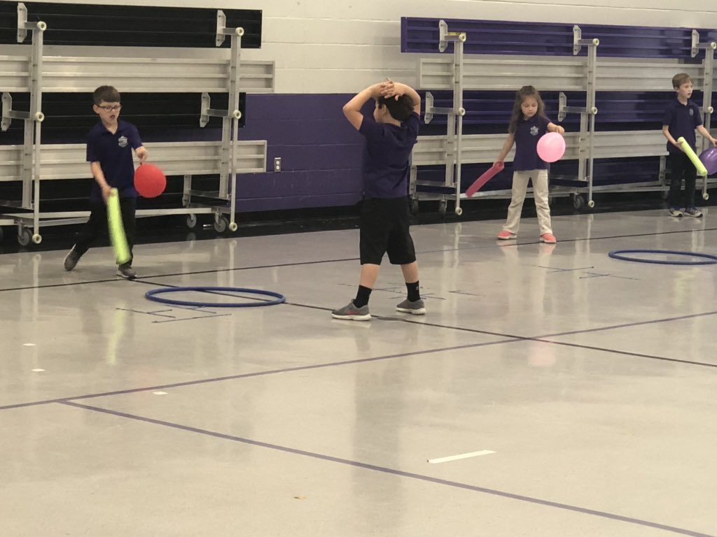 JennieLGraves's tweet image. Striking the balloons with noodles. @MrsTroxclair #GravesPEJourney #PhysEd #IPSBproud @OPENPhysEd @LA_HPERD @LAFitKids @SSWorldwide @pecentral