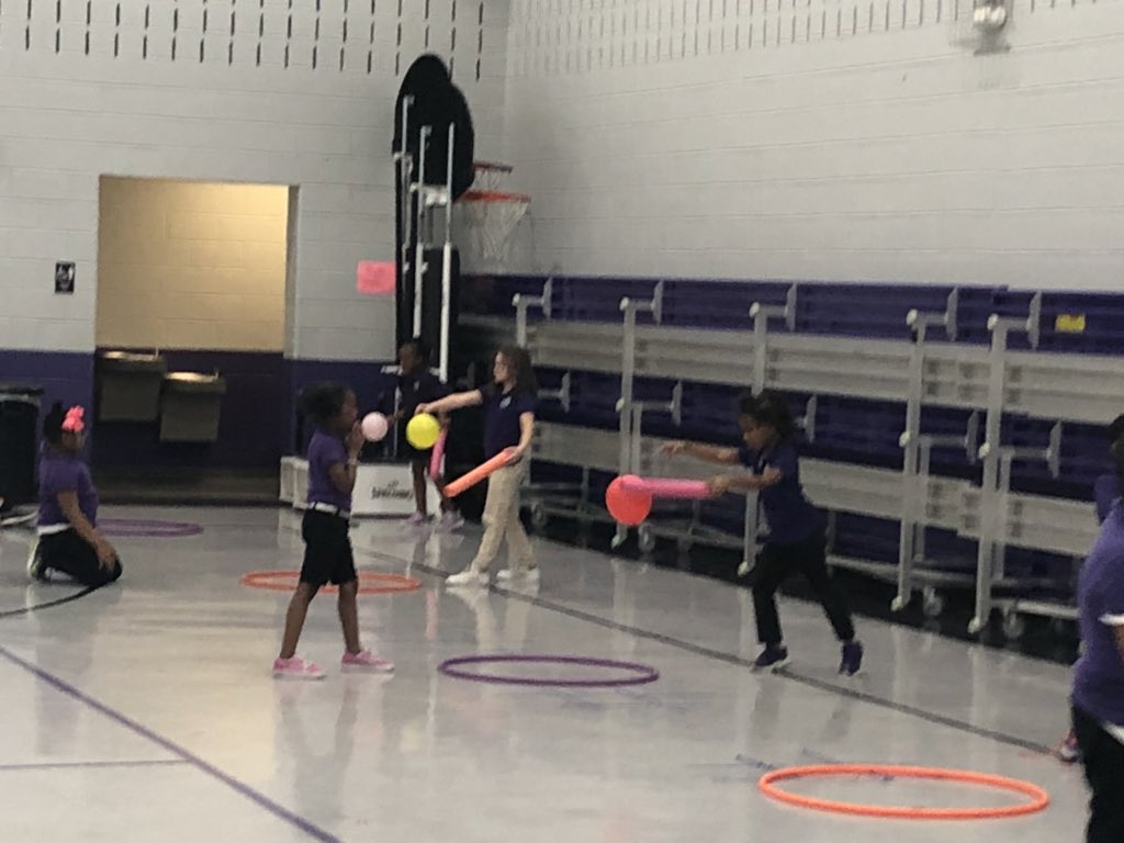 JennieLGraves's tweet image. Striking the balloons with noodles. @MrsTroxclair #GravesPEJourney #PhysEd #IPSBproud @OPENPhysEd @LA_HPERD @LAFitKids @SSWorldwide @pecentral