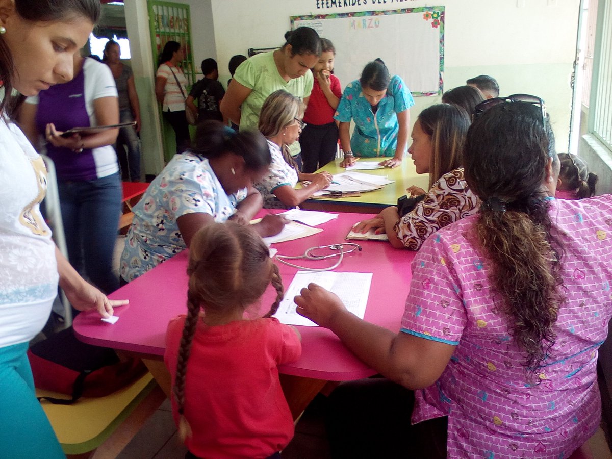 ceibelbosque's tweet photo. En El @ceibelbosque  la comunidad escolar abocada a asegurar el desarrollo integral de nuestros niños y niñas. Se  realiza jornada médico asistencial con el apoyo de las doctoras Blanca Fermín y Yulimar Romero, de Barrio Adentro.  @MPPEDUCACION @AlcaldiaMCR https://t.co/sK8IJQ1piV