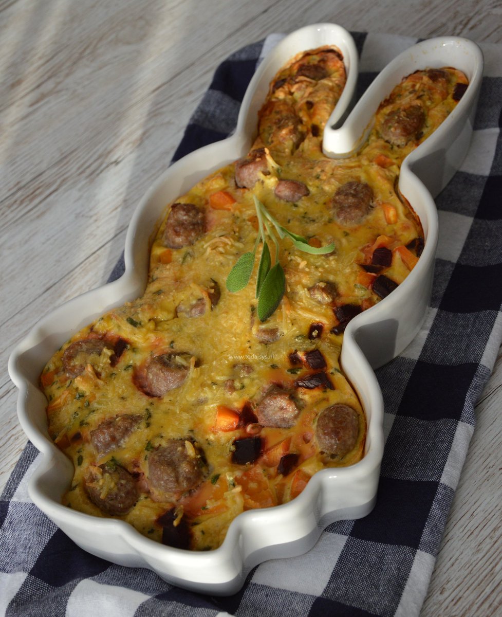 ToDaisys's tweet photo. Het recept van deze #koolhydraatarme #frittata staat sinds zondag online. En doordat ik de #nijntje ovenschaal gebruikte at Eliza-Jane het nog beter. #food #ei #egg #rodebiet #bieten #saucijsjes #koolraap #eten #foodpic #foodfoto https://t.co/3BNAL7YkEG https://t.co/K6zMrXrTfN