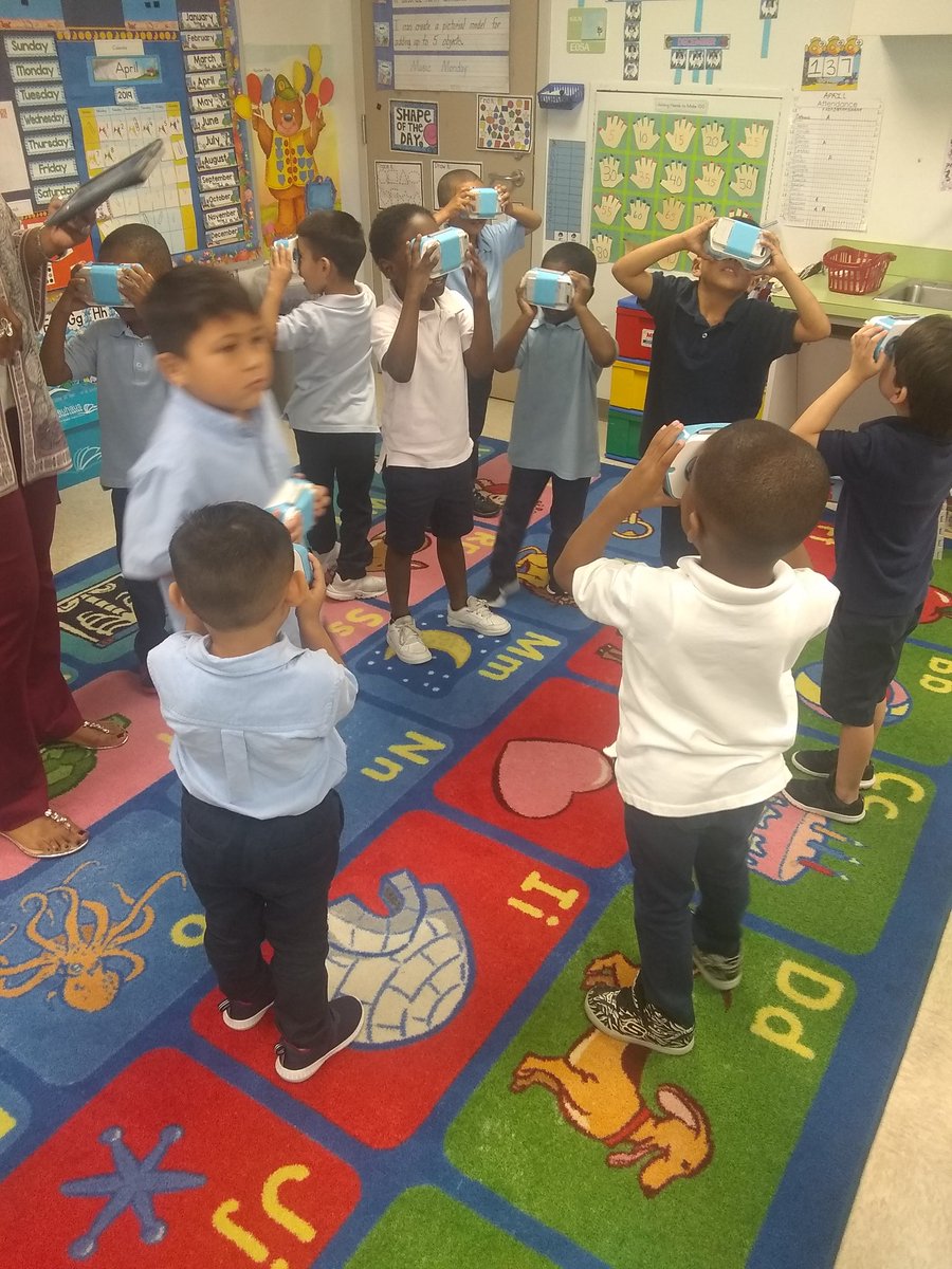 BookerPyria's tweet photo. Experienced a Virtual Reality Trip today with the HISD Technology Department..It was fun and the kids loved it!!!! @BellfortECCHISD #bellfortecc #HISD https://t.co/Dtwr9dqHxF