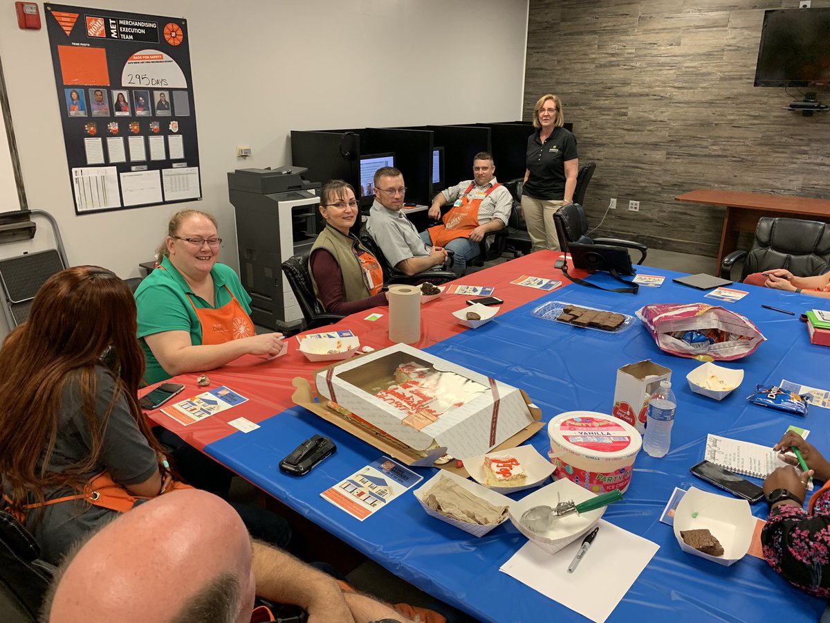 #SpecialtyTuesday celebrating Keeshon for being our top Specialist! SASM <a href="/jheddie93/">Justin Edwards</a> presenting her the new apron, while we also learn about our new Cabinet Makeover provider, Atlas Energy and Masonite Doors. Packing it all in! <a href="/jxh076/">james hickingbottom</a> <a href="/lossett_brent/">Brent Lossett</a> @ChrisBergHD