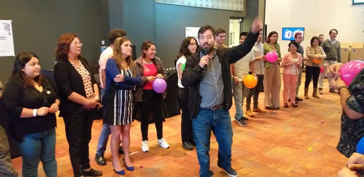 desafiobis's tweet photo. Continuamos con el workshop de innovación social #DesafíoBis #Antofagasta a cargo de @2barbas https://t.co/RN6tEBXJ4a
