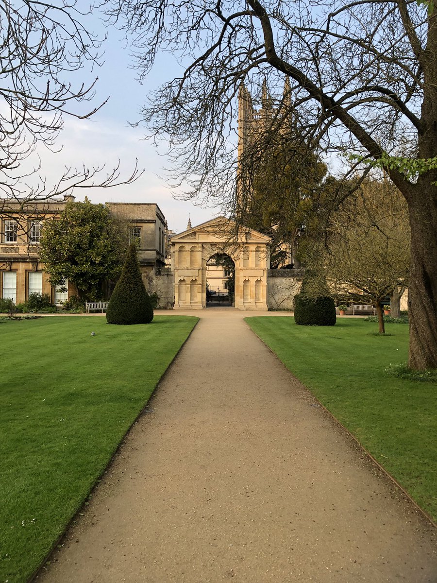 sjfox_nz's tweet photo. Day 3 @OxfordASPIRE #OxfordCulturalLeaders a full day inspired by @michael_smets and then the spectacular @OBGHA for a gin tasting celebrating partnership with @thespiritoftoad #physicgin capped of with lager and chips in the @inn_the_bear pub https://t.co/M2Uariw8A8