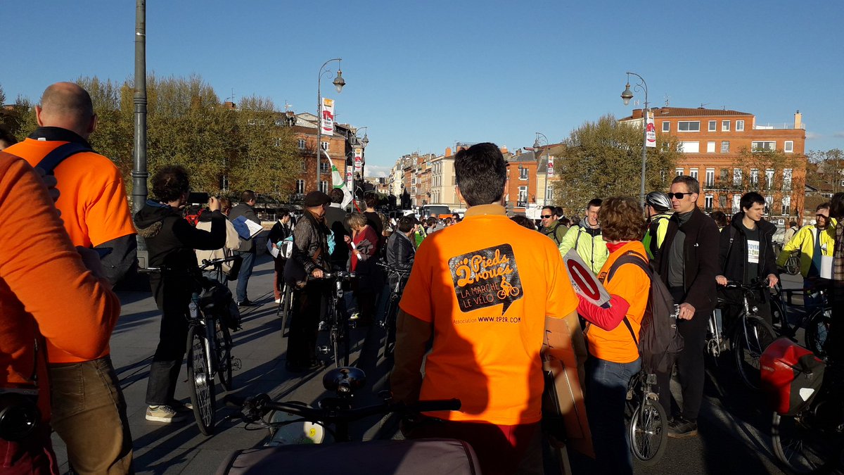RegisGodec's tweet photo. A #Toulouse les militants de 9 associations interpellent @jlmoudenc pour la création d'un axe Est-Ouest de mobilité active et la suppression de la circulation automobile de transit en hyper-centre. cc @jmlattes https://t.co/dnqhPIdInD
