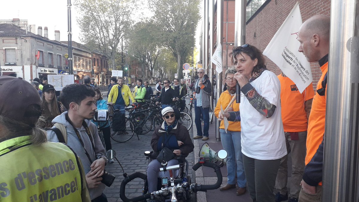 RegisGodec's tweet photo. A #Toulouse les militants de 9 associations interpellent @jlmoudenc pour la création d'un axe Est-Ouest de mobilité active et la suppression de la circulation automobile de transit en hyper-centre. cc @jmlattes https://t.co/dnqhPIdInD