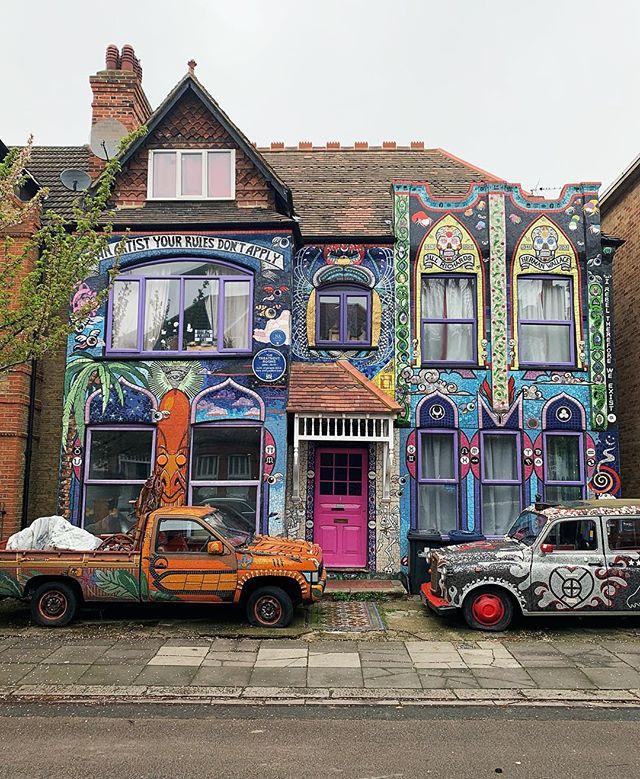 This morning I ticked off something that’s been sitting on my must-see list for a couple of years now. <a href="/carriereichardt/">carrie reichardt</a> spent 20 years transforming her house on a quiet residential street in Chiswick into a mosaic dream jewel and it’s bloody amazing … bit.ly/2IbvjX3